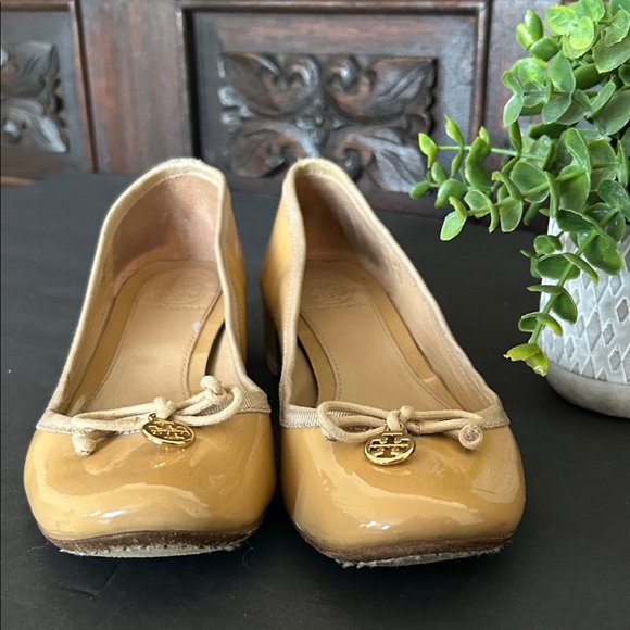 TORY BURCH Chelsea Nude Ballet
Heels Pumps Patent Leather Bow
Charm - Picture 13 of 15